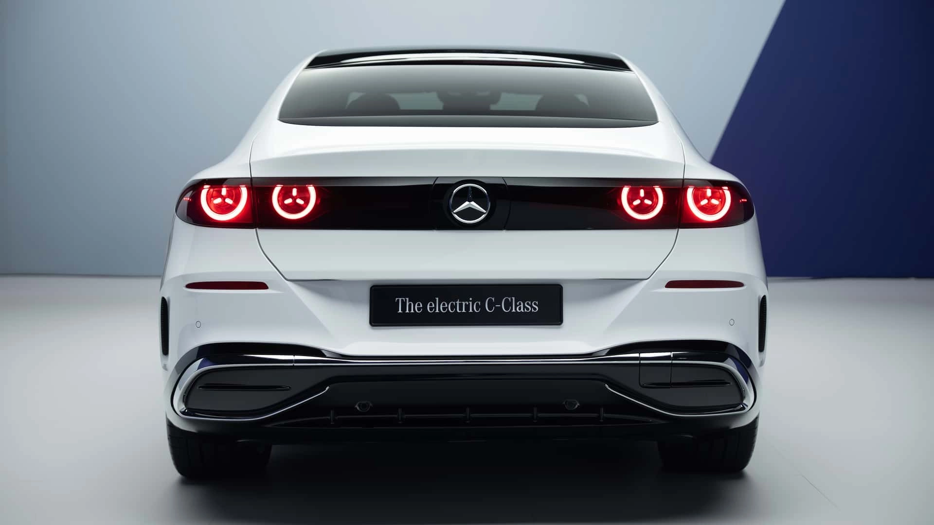 Mercedes c 400 4matic eq 2026 das exterieur in opalite white (4)